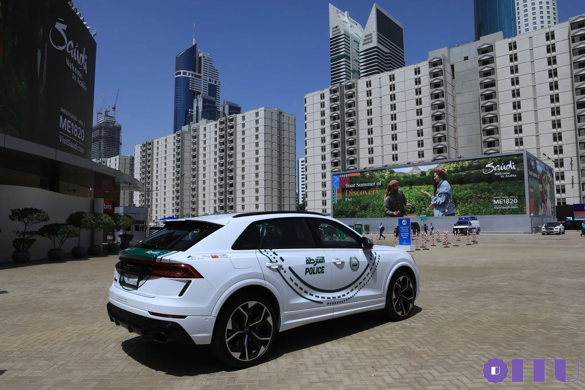 police, dubai, police dubai, tesla, cybertruck, tesla cybertruck, elon musk, audi, rs q8, alfa romeo, stelvio, giulia, quadrifoglio anh 6