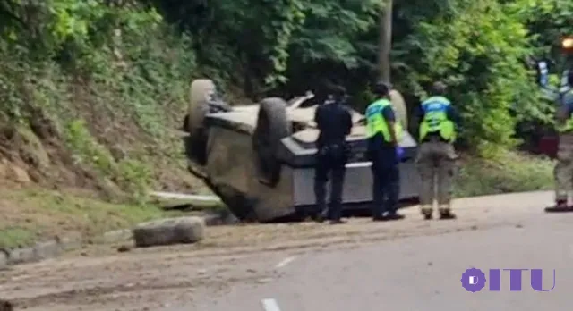 Tesla Cybertruck electric pickup truck 'fell on its back' in a crash in Mississippi - Photo 2.