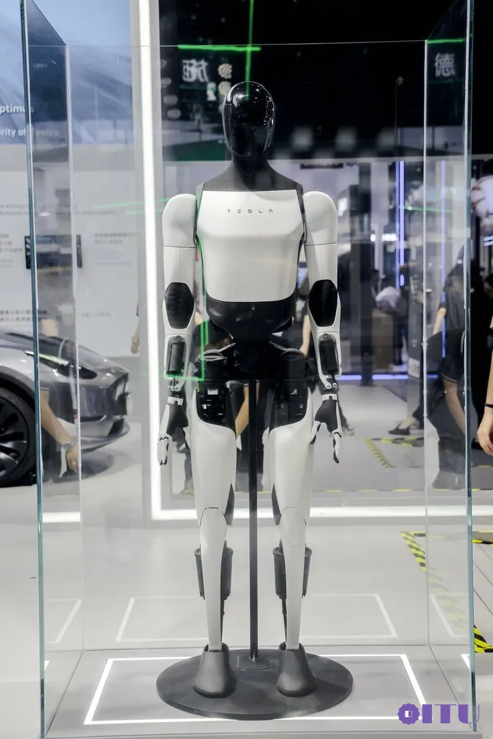 Tesla's humanoid robot caused a fever at an exhibition in China- Photo 1.